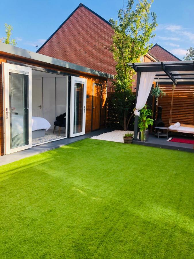 Meezee Pearl Double Bed Lodge With Free Parking Salford  Bagian luar foto