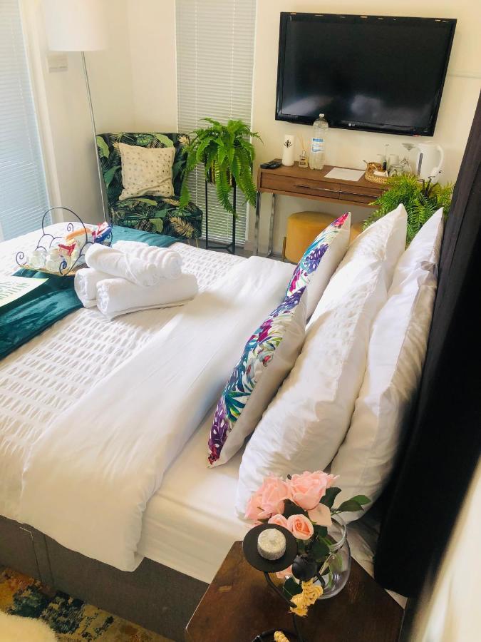 Meezee Pearl Double Bed Lodge With Free Parking Salford  Bagian luar foto