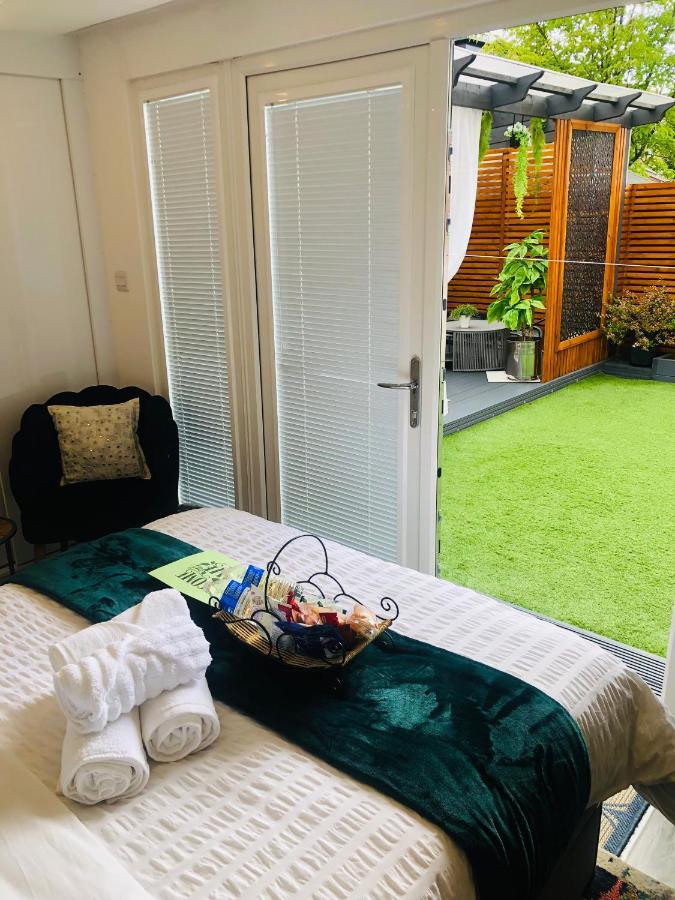 Meezee Pearl Double Bed Lodge With Free Parking Salford  Bagian luar foto