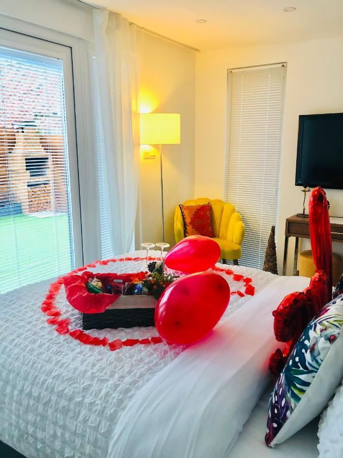 Meezee Pearl Double Bed Lodge With Free Parking Salford  Bagian luar foto