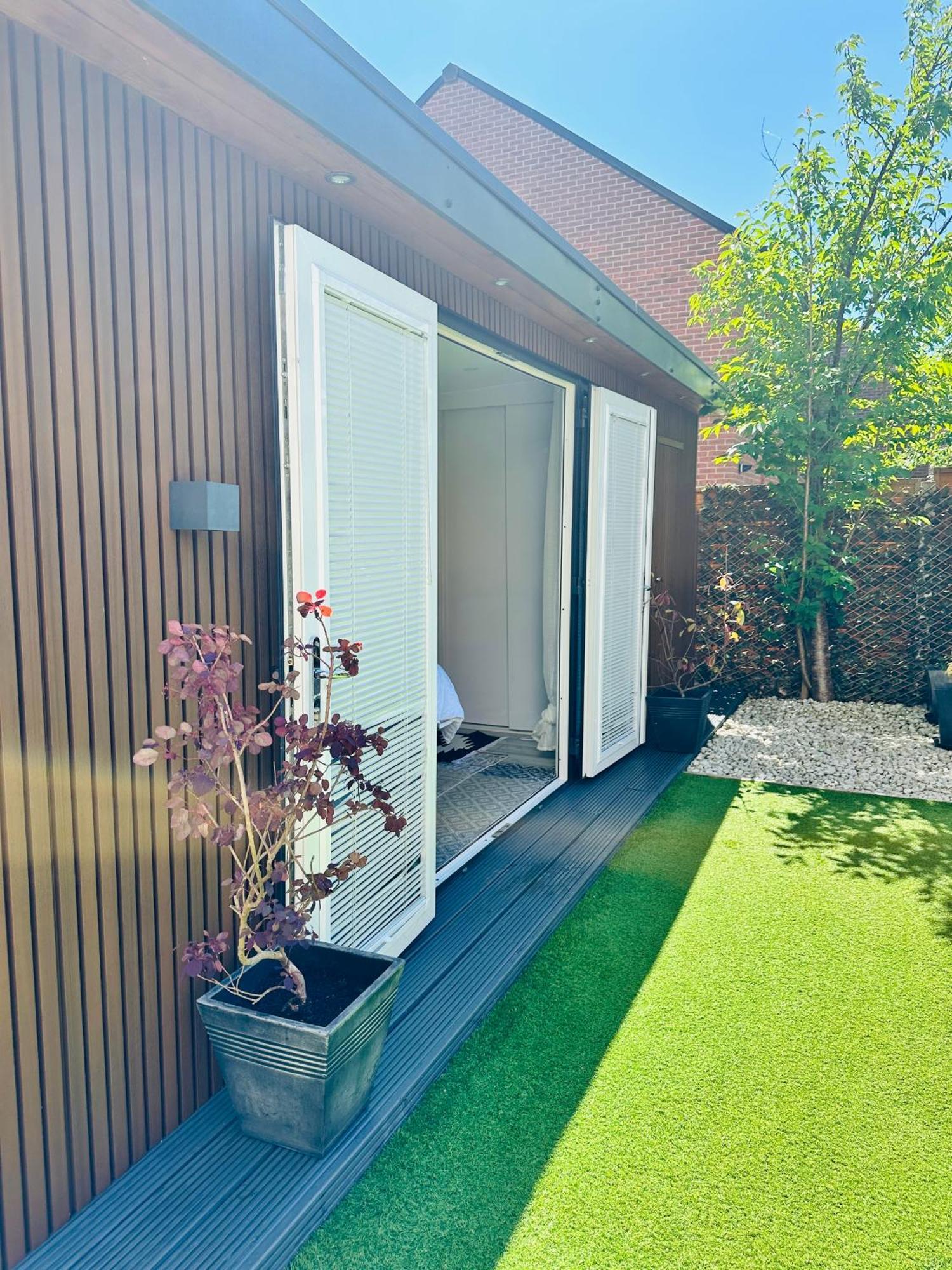 Meezee Pearl Double Bed Lodge With Free Parking Salford  Bagian luar foto